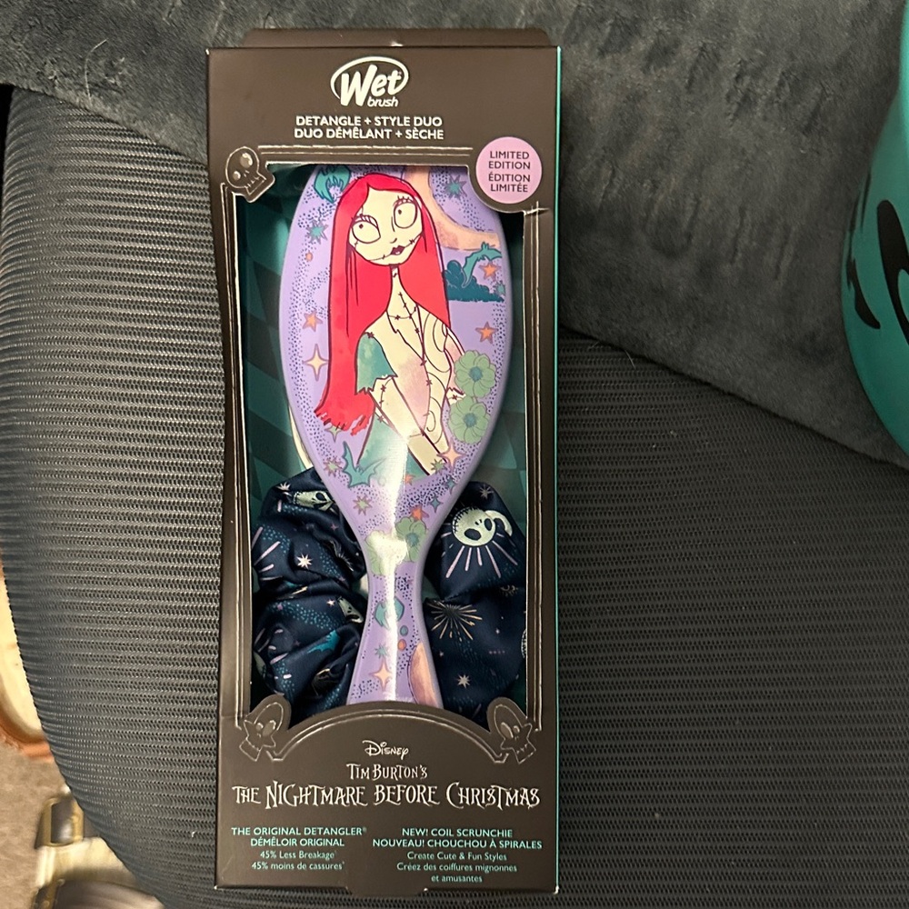 Nightmare before Christmas brush and scrunchie NEW